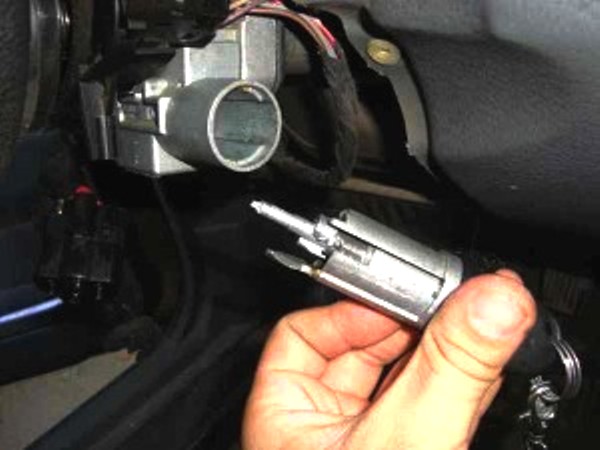 Замена и ремонт замка зажигания (контактной группы и личинки) Daewoo Nexia и Matiz: видео