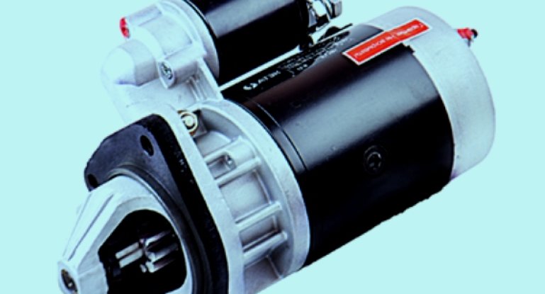 Почему стартер не щелкает, не крутит и не схватывает после поворота ключа, а машина не заводится?