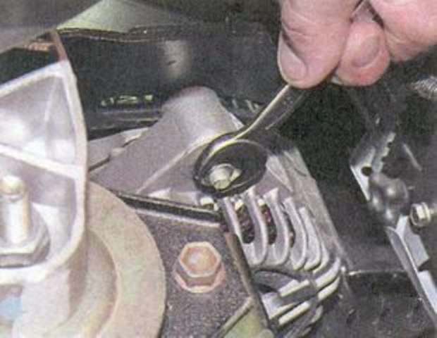 Замена ремня генератора Lada Priora с кондиционером или ГУР: как снять и подтянуть расходник? Замена ремня генератора Lada Priora с кондиционером или ГУР: как снять и подтянуть расходник?