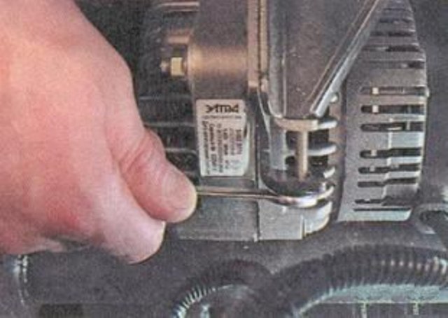 Замена ремня генератора Lada Priora с кондиционером или ГУР: как снять и подтянуть расходник? Замена ремня генератора Lada Priora с кондиционером или ГУР: как снять и подтянуть расходник?