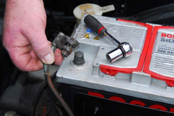 Минимальное и максимальное напряжение заряженного автомобильного аккумулятора: контроль Минимальное и максимальное напряжение заряженного автомобильного аккумулятора: контроль