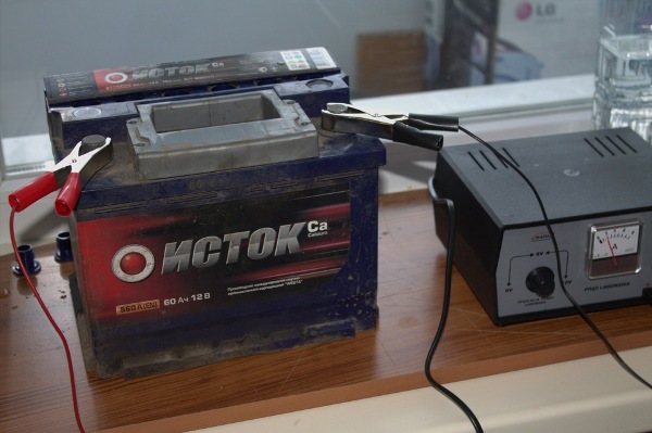 Минимальное и максимальное напряжение заряженного автомобильного аккумулятора: контроль Минимальное и максимальное напряжение заряженного автомобильного аккумулятора: контроль