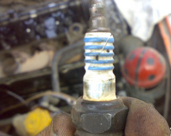 Замена свечей зажигания в автомобиле: когда, как часто, зачем и через какой срок и интервал менять? Замена свечей зажигания в автомобиле: когда, как часто, зачем и через какой срок и интервал менять?