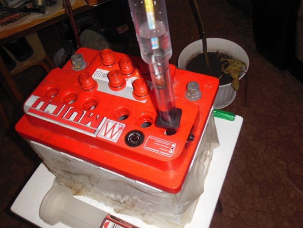 Как зарядить аккумулятор автомобиля зарядным устройством: порядок правильной зарядки АКБ Как зарядить аккумулятор автомобиля зарядным устройством: порядок правильной зарядки АКБ