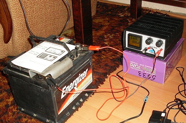 Как зарядить аккумулятор автомобиля зарядным устройством: порядок правильной зарядки АКБ Как зарядить аккумулятор автомобиля зарядным устройством: порядок правильной зарядки АКБ