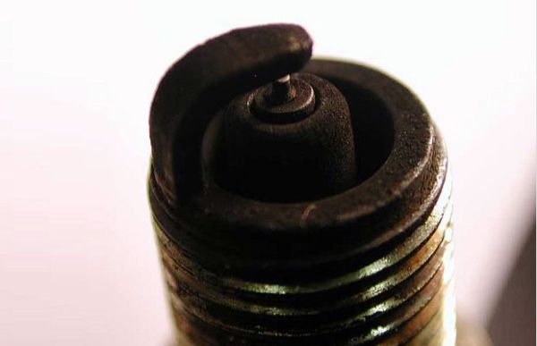 Причины нагара на свечах зажигания: что означает цвет (черный, белый), диагностика и чистка