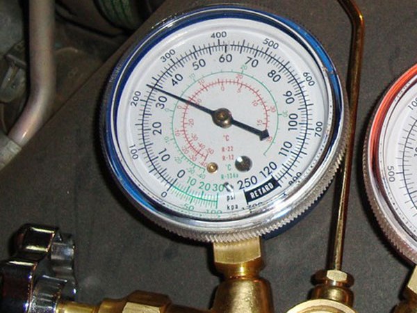 Какое количество фреона в кондиционер автомобиля заливать: таблица с нормами заправки жидкости