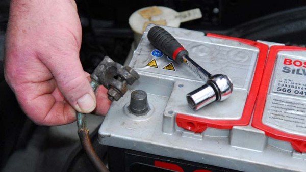 Сколько нужно заряжать аккумулятор автомобиля зарядным устройством (время зарядки)