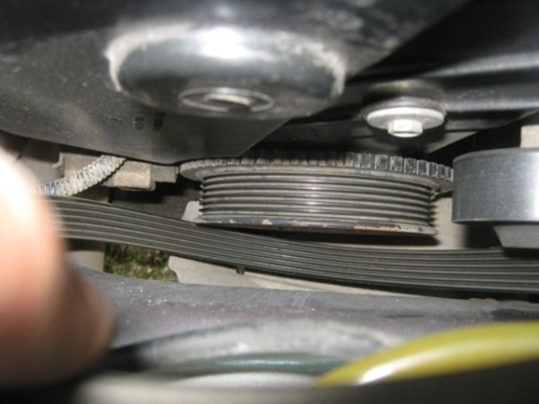 Замена ремня генератора Lada Kalina 8 кл: размер, как заменить ролик натяжителя, щетки и кронштейн Замена ремня генератора Lada Kalina 8 кл: размер, как заменить ролик натяжителя, щетки и кронштейн