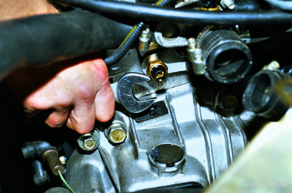 Датчик температуры охлаждающей жидкости ВАЗ 2114 инжектор: где находится температурный регулятор Датчик температуры охлаждающей жидкости ВАЗ 2114 инжектор: где находится температурный регулятор