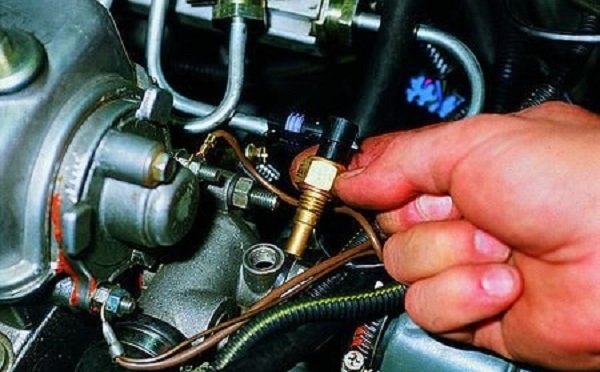 Датчик температуры охлаждающей жидкости ВАЗ 2114 инжектор: где находится температурный регулятор Датчик температуры охлаждающей жидкости ВАЗ 2114 инжектор: где находится температурный регулятор