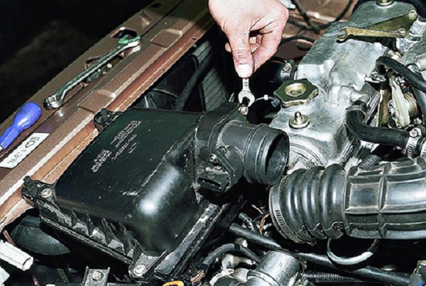 Признаки неисправности ДМРВ ВАЗ 2110: чистка, ремонт и проверка датчика массового расхода воздуха Признаки неисправности ДМРВ ВАЗ 2110: чистка, ремонт и проверка датчика массового расхода воздуха