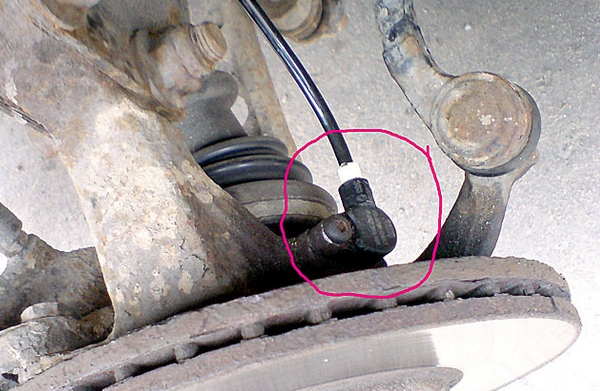 Проверка и ремонт датчика АБС: видео, как проверить тестером и мультиметром, снять и прозвонить Проверка и ремонт датчика АБС: видео, как проверить тестером и мультиметром, снять и прозвонить