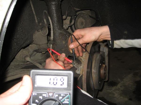 Проверка и ремонт датчика АБС: видео, как проверить тестером и мультиметром, снять и прозвонить Проверка и ремонт датчика АБС: видео, как проверить тестером и мультиметром, снять и прозвонить