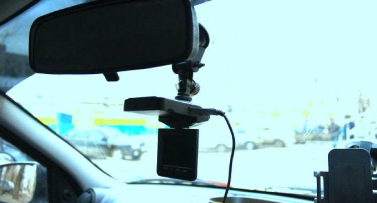 Как подключить видеорегистратор в машине без прикуривателя и проводов: установка и подключение