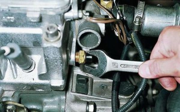 Замена датчика включения вентилятора ВАЗ 2109 карбюратор и 21099 - температуры охлаждающей жидкости