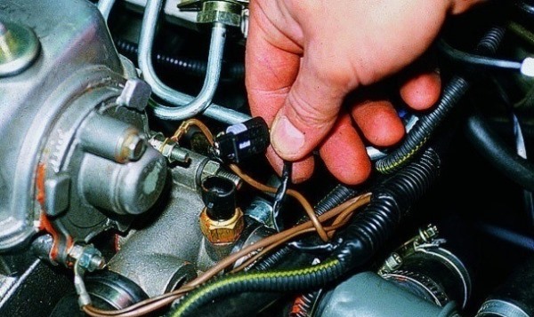 Замена датчика включения вентилятора ВАЗ 2109 карбюратор и 21099 - температуры охлаждающей жидкости