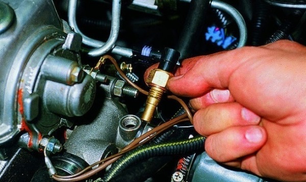 Замена датчика включения вентилятора ВАЗ 2109 карбюратор и 21099 - температуры охлаждающей жидкости