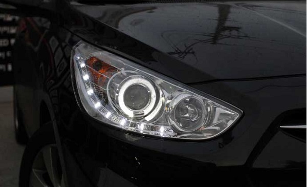 Замена лампы ближнего света Hyundai Solaris, противотуманной фары, габаритных лампочек и иной оптики