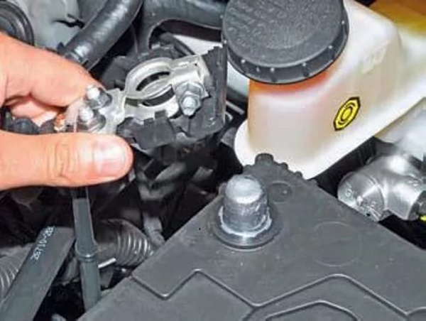 Замена лампы ближнего света Hyundai Solaris, противотуманной фары, габаритных лампочек и иной оптики