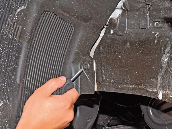 Замена лампы ближнего света Hyundai Solaris, противотуманной фары, габаритных лампочек и иной оптики