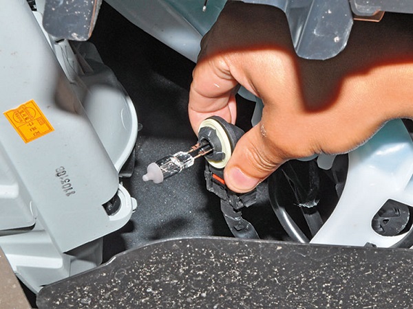 Замена лампы ближнего света Hyundai Solaris, противотуманной фары, габаритных лампочек и иной оптики