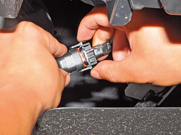 Замена лампы ближнего света Hyundai Solaris, противотуманной фары, габаритных лампочек и иной оптики