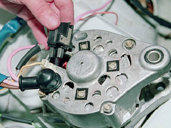 Ремонт и снятие генератора ВАЗ 2114, замена щеток, ремня и подшипника: устройство, как снять узел Ремонт и снятие генератора ВАЗ 2114, замена щеток, ремня и подшипника: устройство, как снять узел