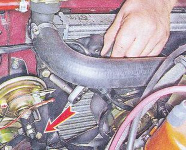 Где находится датчик включения вентилятора ВАЗ 2107 и указатель температуры охлаждающей жидкости Где находится датчик включения вентилятора ВАЗ 2107 и указатель температуры охлаждающей жидкости