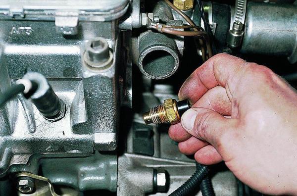 Где находится датчик включения вентилятора ВАЗ 2107 и указатель температуры охлаждающей жидкости Где находится датчик включения вентилятора ВАЗ 2107 и указатель температуры охлаждающей жидкости