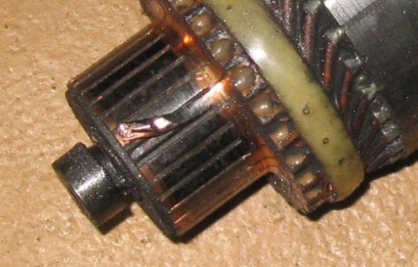 Стартер не щелкает, но крутит двигатель (плохо, медленно, долго, туго, слабо или тяжело): причины Стартер не щелкает, но крутит двигатель (плохо, медленно, долго, туго, слабо или тяжело): причины