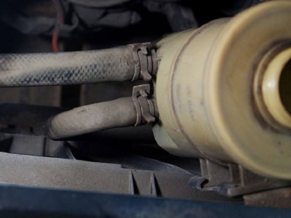 Замена жидкости для гидроусилителя руля: что заливают в ГУР, когда и как менять жидкость, видео Замена жидкости для гидроусилителя руля: что заливают в ГУР, когда и как менять жидкость, видео