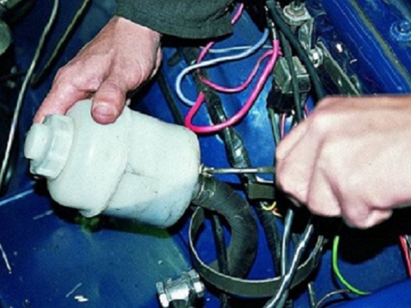 Замена жидкости для гидроусилителя руля: что заливают в ГУР, когда и как менять жидкость, видео Замена жидкости для гидроусилителя руля: что заливают в ГУР, когда и как менять жидкость, видео