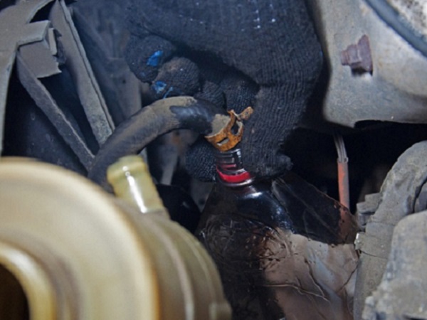 Замена жидкости для гидроусилителя руля: что заливают в ГУР, когда и как менять жидкость, видео Замена жидкости для гидроусилителя руля: что заливают в ГУР, когда и как менять жидкость, видео