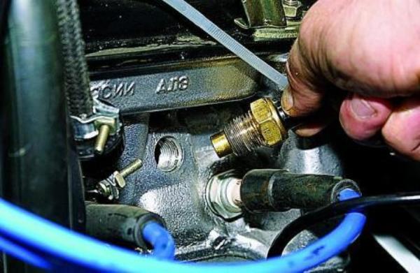 Где находится датчик температуры охлаждающей жидкости Chevrolet Niva, детонации, фаз и скорости, распредвала и уровня топлива Где находится датчик температуры охлаждающей жидкости Chevrolet Niva, детонации, фаз и скорости, распредвала и уровня топлива