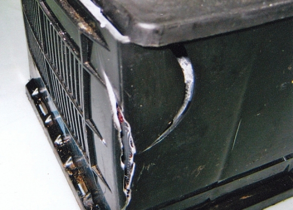 Инструкция, как правильно зарядить аккумулятор автомобиля без снятия АКБ (видео) Инструкция, как правильно зарядить аккумулятор автомобиля без снятия АКБ (видео)