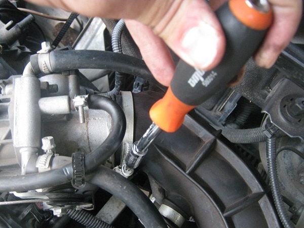 Замена датчика скорости Lada Kalina 8 клапанов: где находится, как проверить и заменить