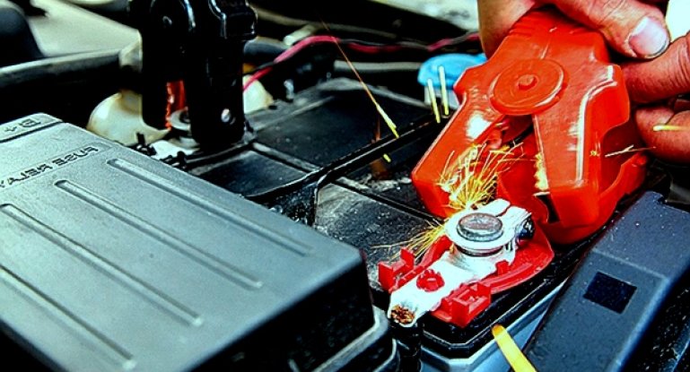 Почему не идет зарядка на аккумулятор и горит лампа автомобильной АКБ: ремонт зарядного устройства