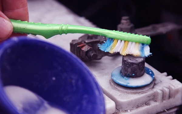 Почему не идет зарядка на аккумулятор и горит лампа автомобильной АКБ: ремонт зарядного устройства