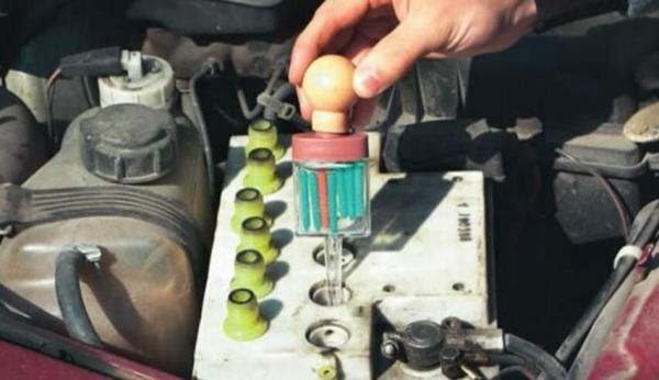 Почему не идет зарядка на аккумулятор и горит лампа автомобильной АКБ: ремонт зарядного устройства