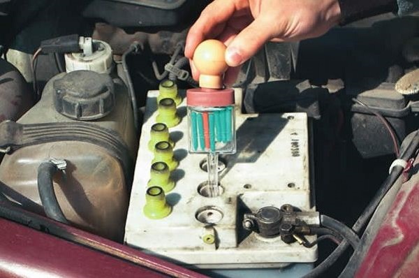 Уровень электролита в автомобильном аккумуляторе, сила тока, мощность и иные характеристики АКБ Уровень электролита в автомобильном аккумуляторе, сила тока, мощность и иные характеристики АКБ