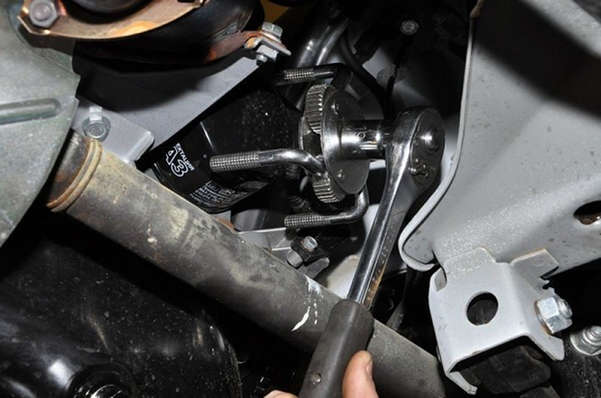 Меняем масло и фильтр на Лада Калина в гараже