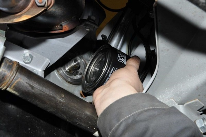 Меняем масло и фильтр на Лада Калина в гараже