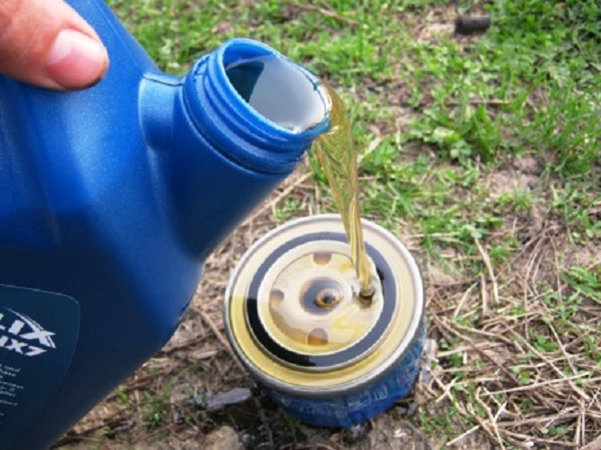 Меняем масло и фильтр на Лада Калина в гараже