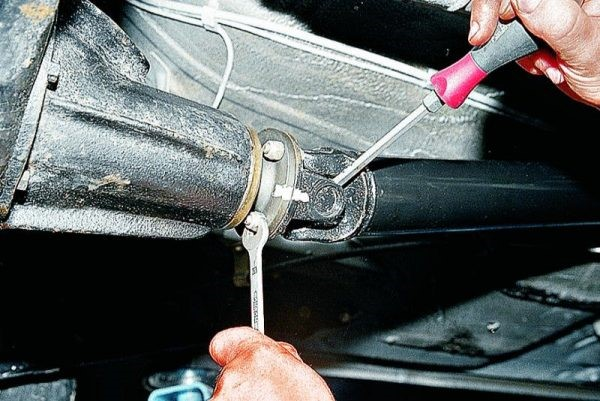 Как своими руками поменять крестовину кардана на ВАЗ 2107 Как своими руками поменять крестовину кардана на ВАЗ 2107