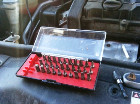 Самостоятельная замена свечей зажигания на автомобиле Citroen С4 Самостоятельная замена свечей зажигания на автомобиле Citroen С4