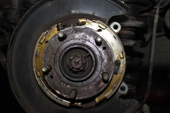 Что делать, если замерзли колодки ручника? Что делать, если замерзли колодки ручника?