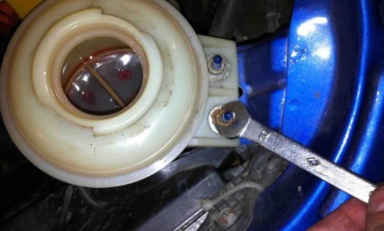 Самостоятельная замена масла в гидроусилителе автомобиля Chevrolet Aveo