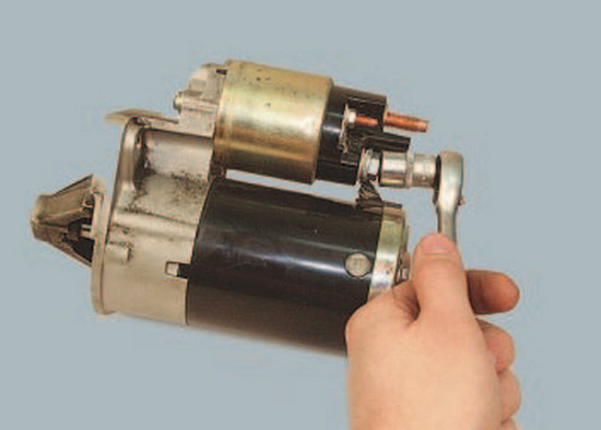 Самостоятельный ремонт стартера на автомобиле Renault Logan