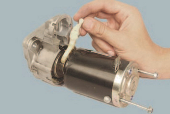 Самостоятельный ремонт стартера на автомобиле Renault Logan